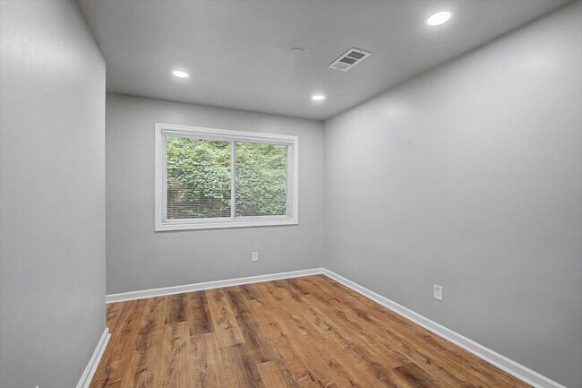 Building Photo - 2430 Coosawattee Dr NE