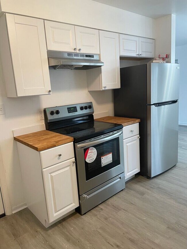 Building Photo - Newly Renovated 2 Bed 1 Bath Duplex in Nor...
