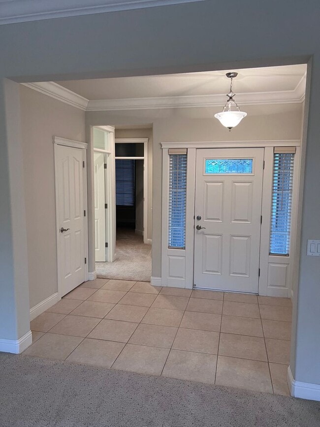 Building Photo - 3 bedroom, 2.5 bathroom home in great Neig...