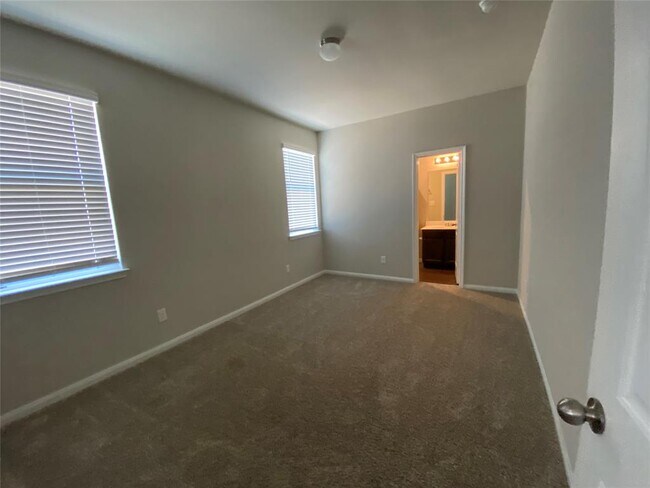Building Photo - 2702 Hoffman Ln