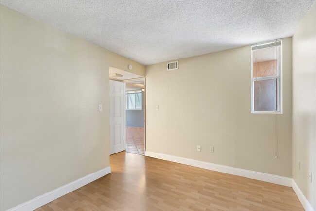 Building Photo - 2 Bedroom 2 bathroom condo available!