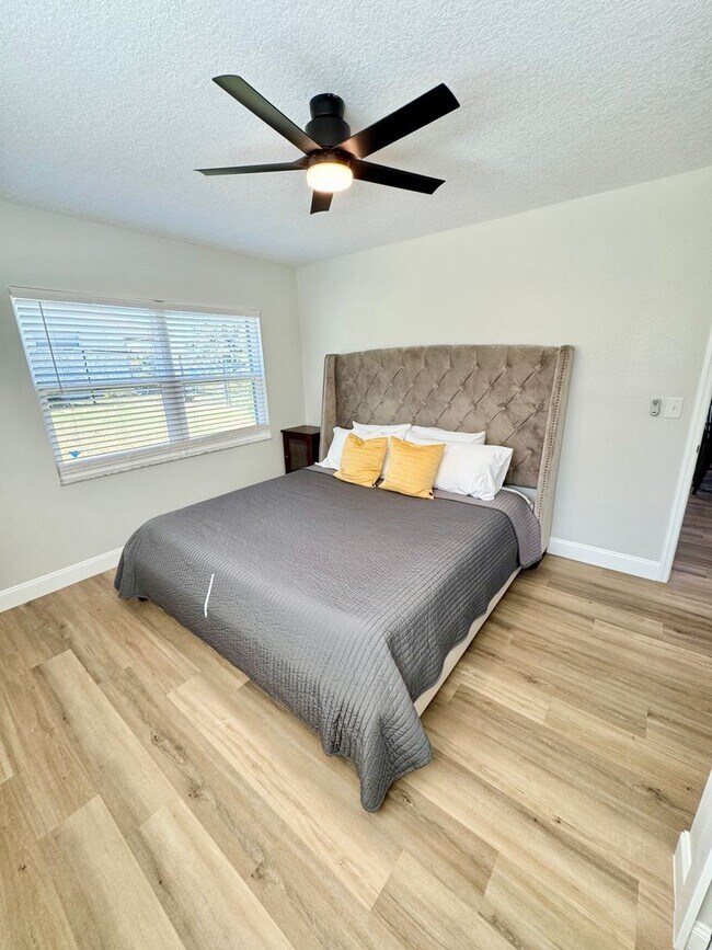 Building Photo - Fully Furnished Down Town Clermont Short T...