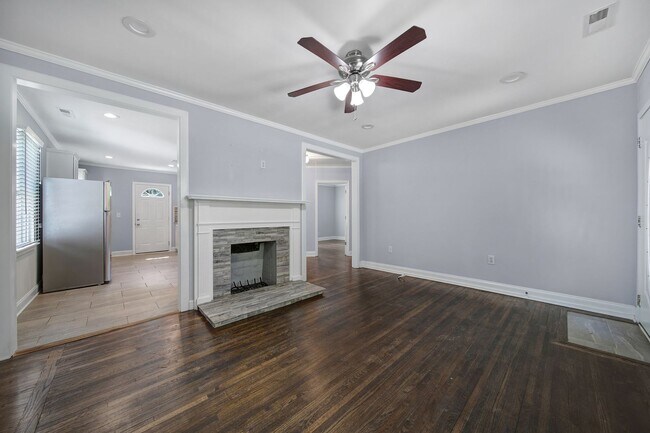Building Photo - Lovely 2 Bed 1 Bath Bungalow Home in Charl...