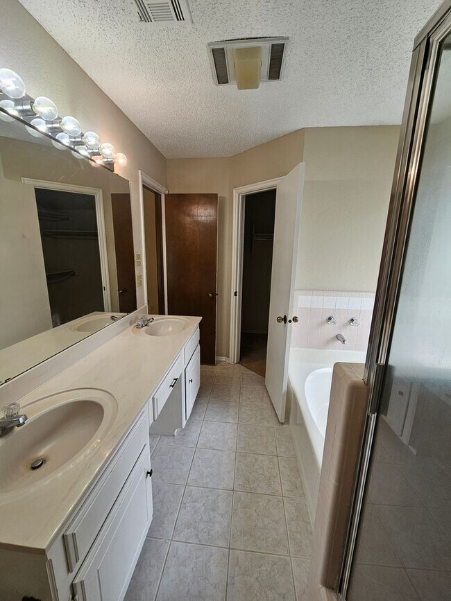Building Photo - (3) Bed, (2)Bath Avail NOW! Cambridge Addi...