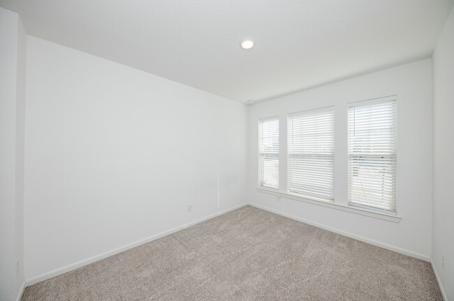 Building Photo - 42514 Summer Crst Rd