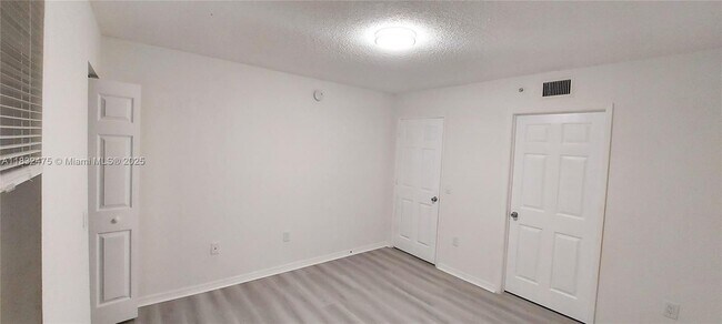 Building Photo - 2433 Centergate Dr