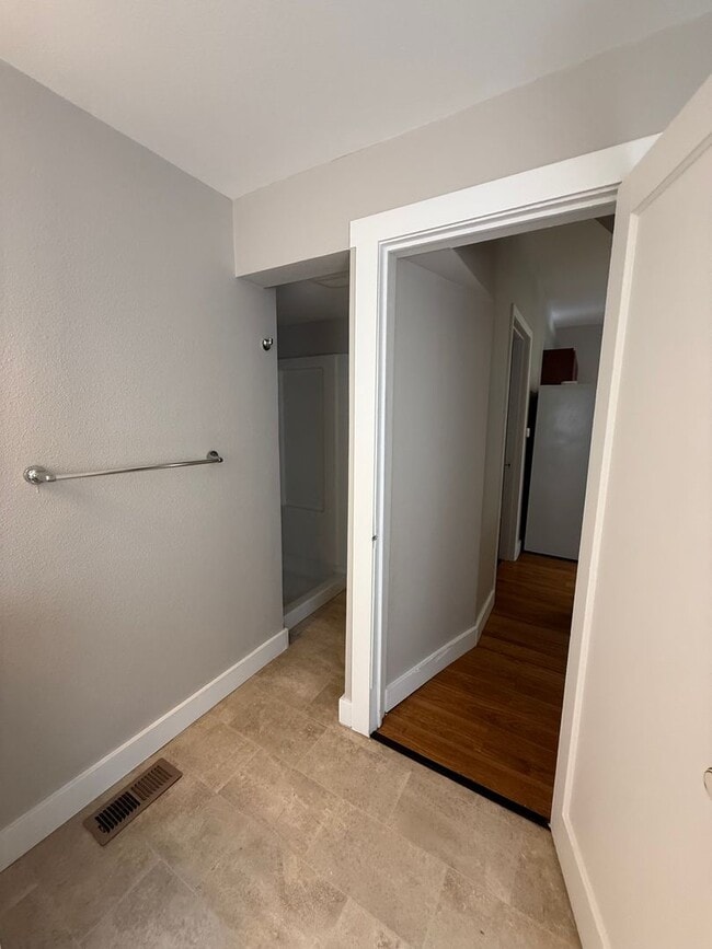 Building Photo - Large 4 Bed House with Fenced Yard