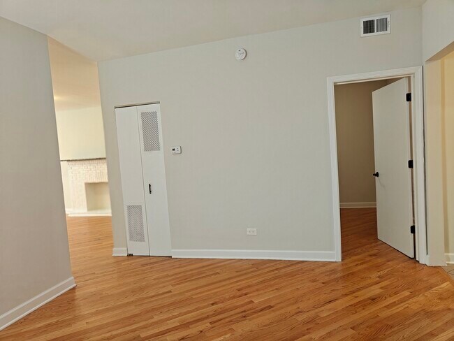 Building Photo - 4941 N Drake Ave