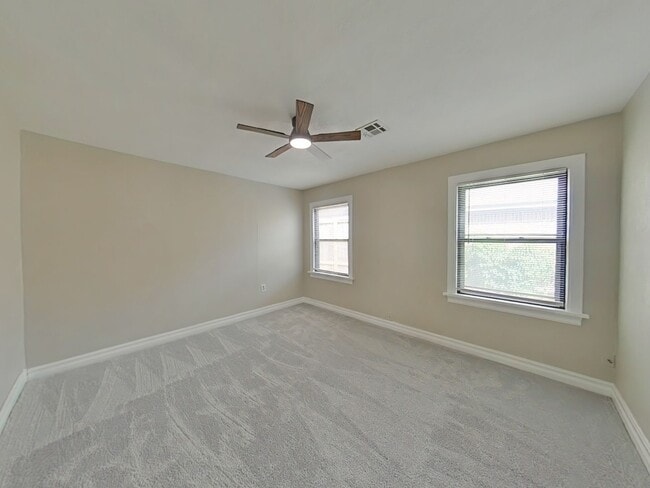 Building Photo - 1307 NW Maple Ave