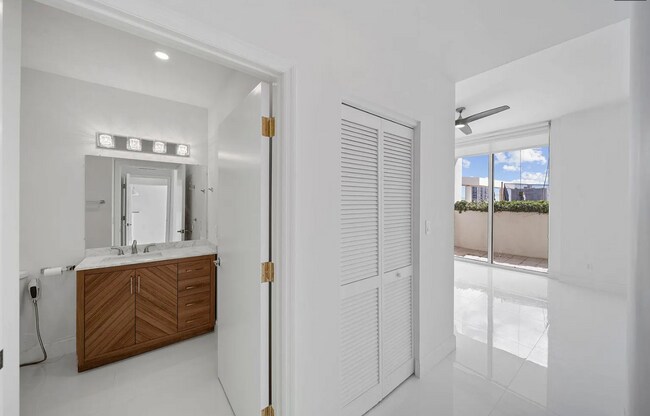 Building Photo - Breathtaking City Views from This Nordica ...