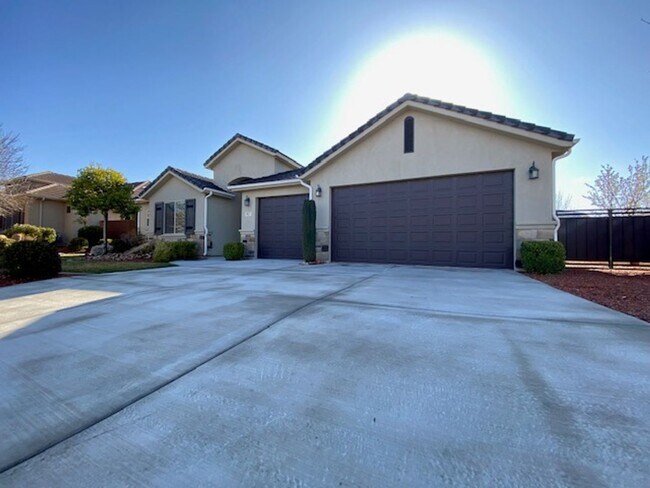 Building Photo - SPACIOUS HOME FOR RENT!