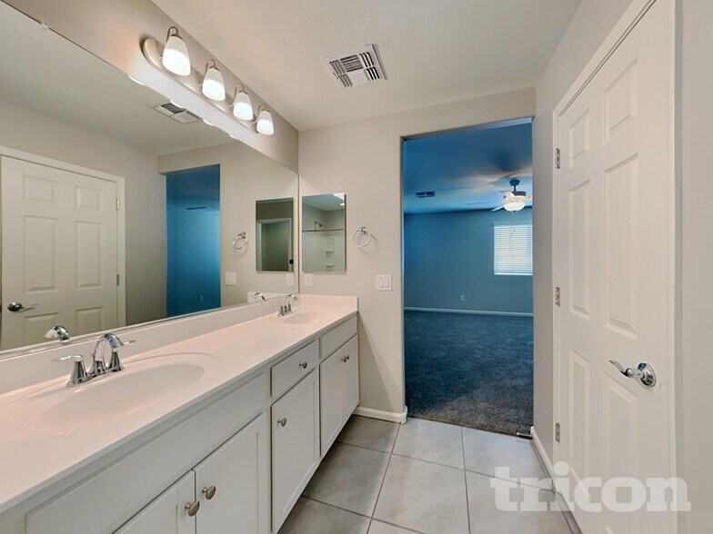 Building Photo - 8616 E Posada Ave