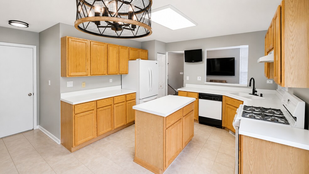 Building Photo - 1561 E Chivalry Ct