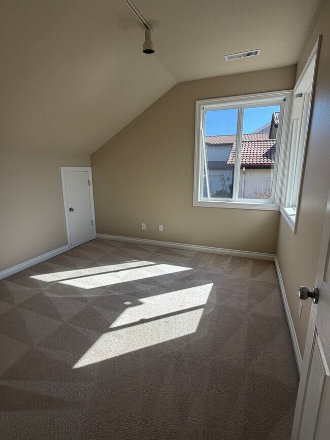 Building Photo - 5 Bedrooms and 2.5 Bathrooms with Views of the Rolling Hills of Corvallis Country Club