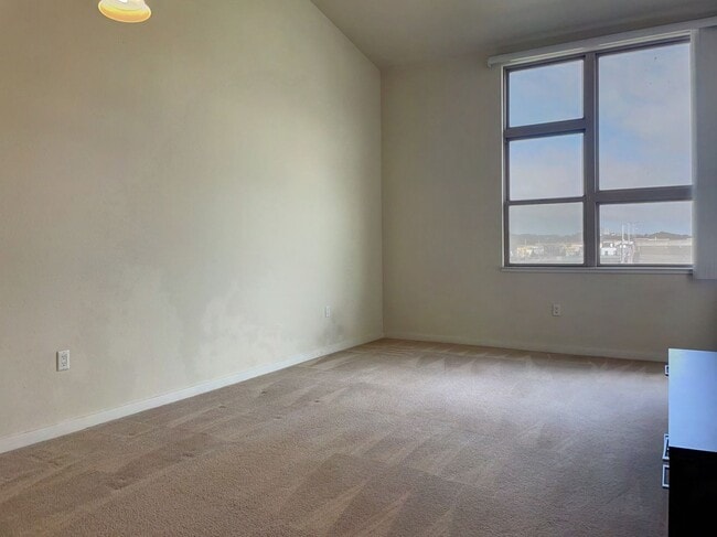 Building Photo - 1 Bed, 1 Bath Penthouse Level Condo w Park...