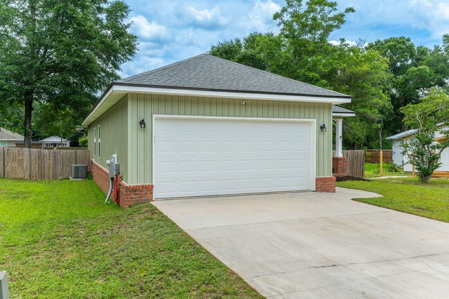 Building Photo - 3168 Maple St