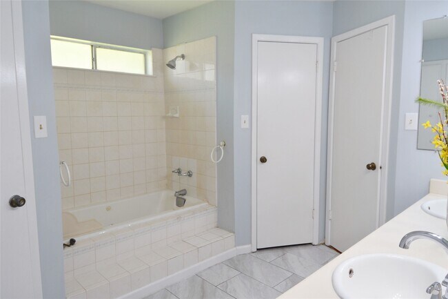 Building Photo - 6707 Las Brisas Dr
