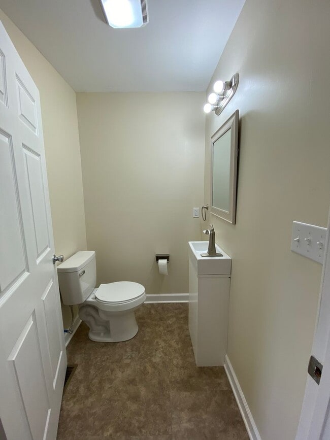 Building Photo - Two bedroom with a large office. Single level