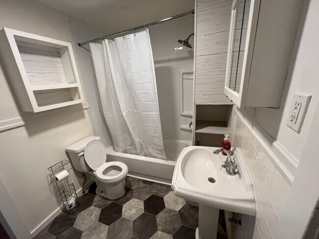 Building Photo - 5580 High Banks Rd