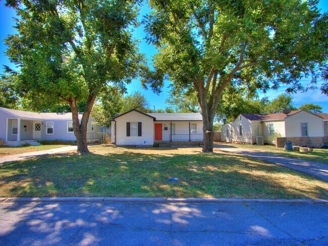 Building Photo - Charming 2 bed 1 bath home with many updates!