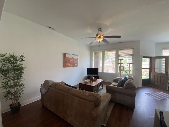 Building Photo - 463 Deadwood Dr