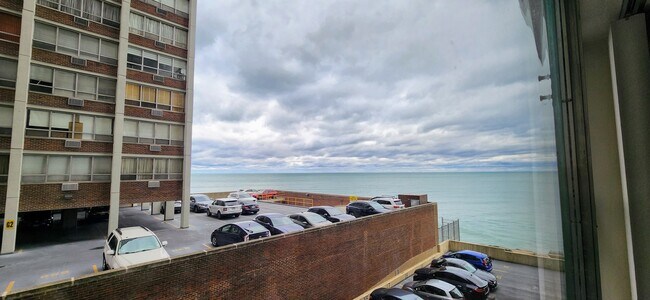 Building Photo - 6157 N Sheridan Rd