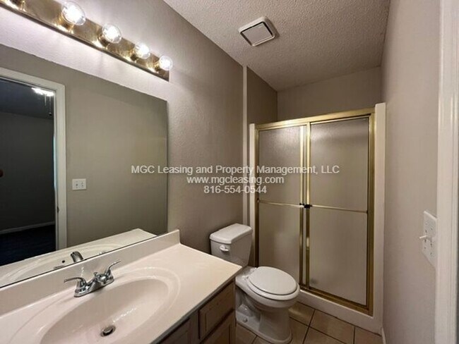 Building Photo - Spacious townhouse available for your July move-in!