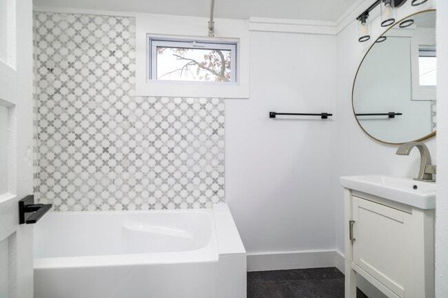 Building Photo - 58 Post Rd