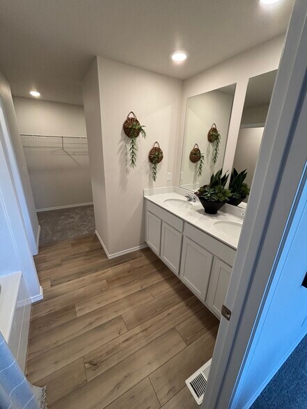View into master bath - 94 E Spirea Ln