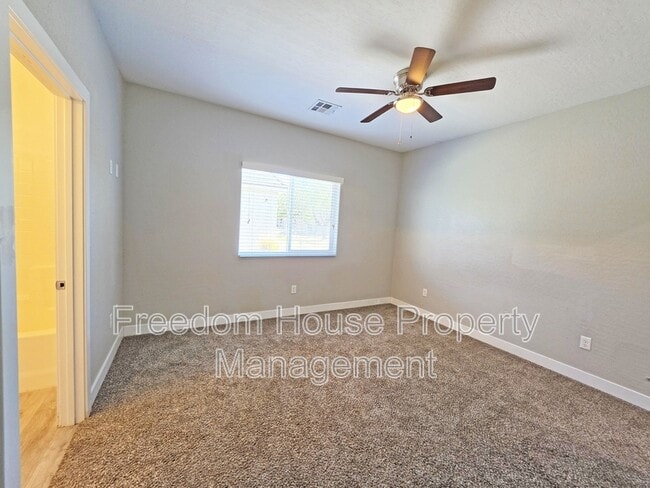 Building Photo - 1121 Sixshooter Ave