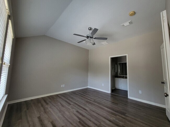 Building Photo - 77 Woodlily Pl