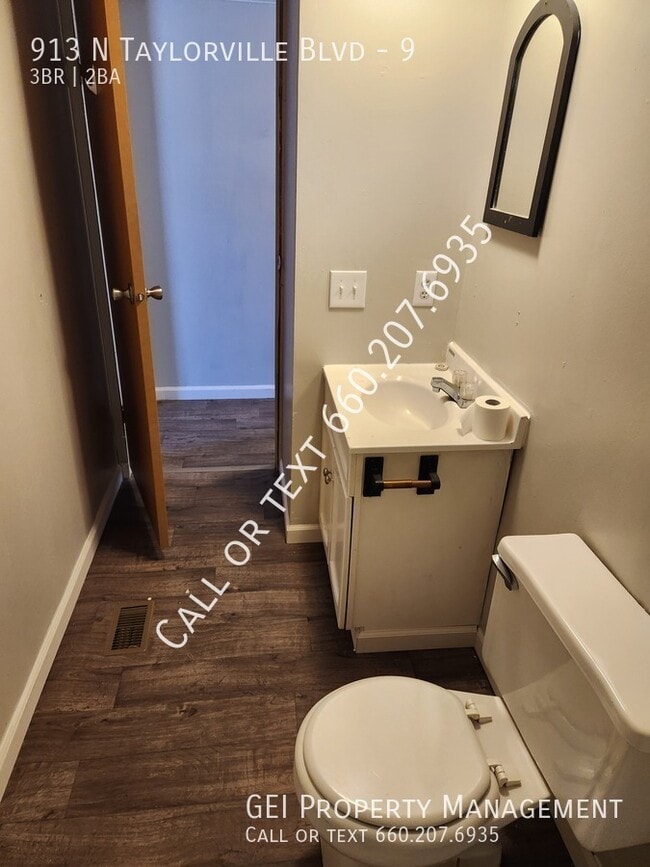 Building Photo - 913 N Taylorville Blvd