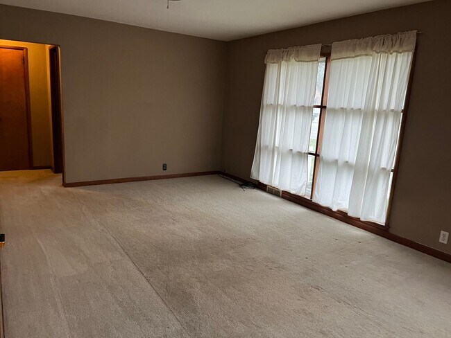 Building Photo - Coming Soon 2 Bedroom Ranch with office