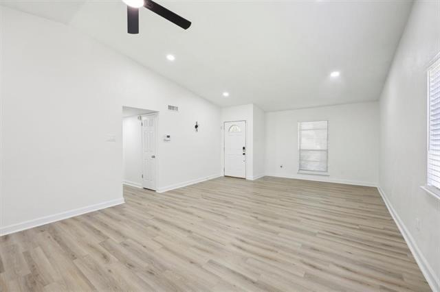 Building Photo - 904 Middle Cove Dr