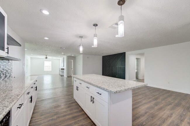 Building Photo - 5906 Hilary St