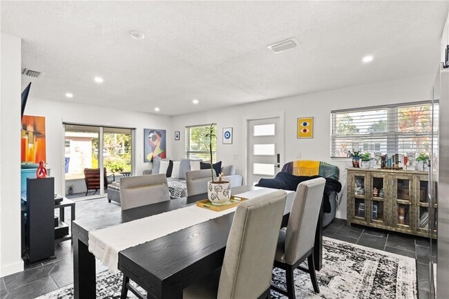 Building Photo - 5611 S Sheridan Rd