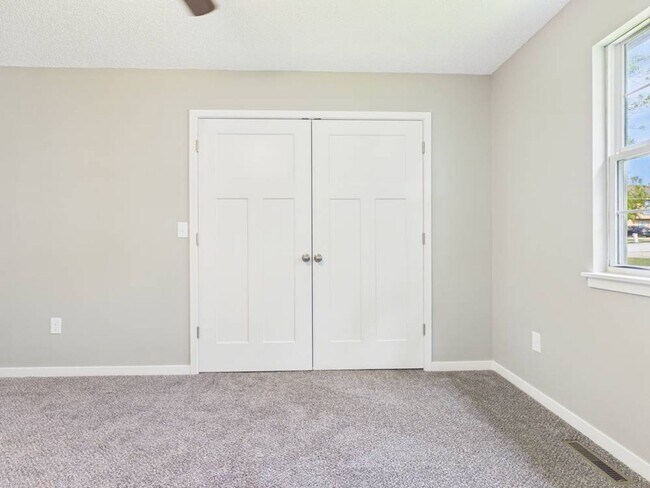 Building Photo - 1206 Foxridge Dr