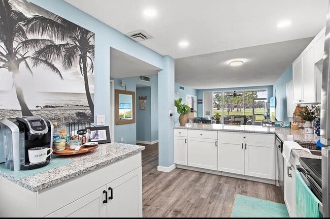 Building Photo - Annual OR Seasonal turnkey FURNISHED 2/2 ground floor condo with golf course and water views