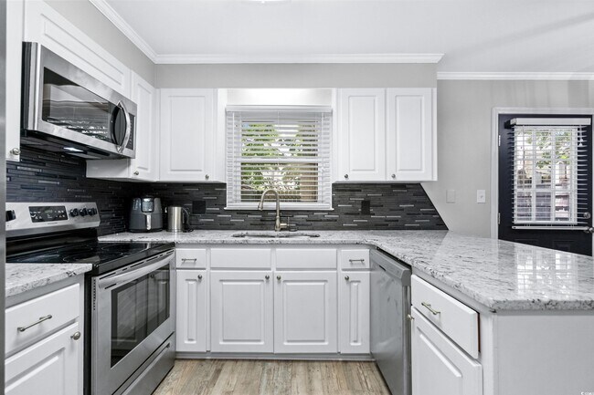 Building Photo - 715 Pine Dr