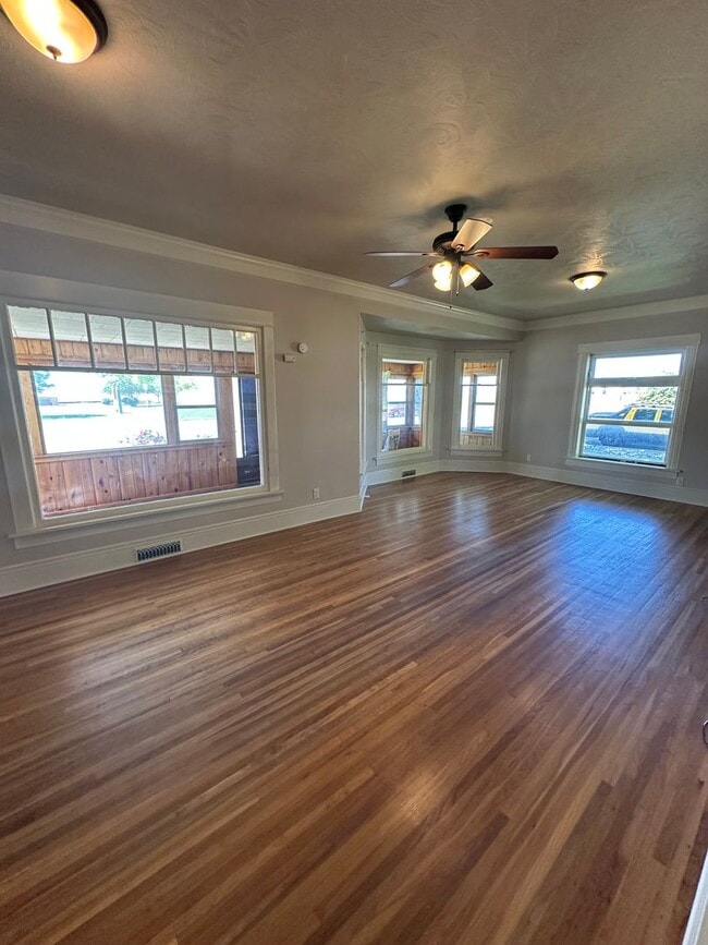 Building Photo - Amazing 3 bedroom home avail NOW