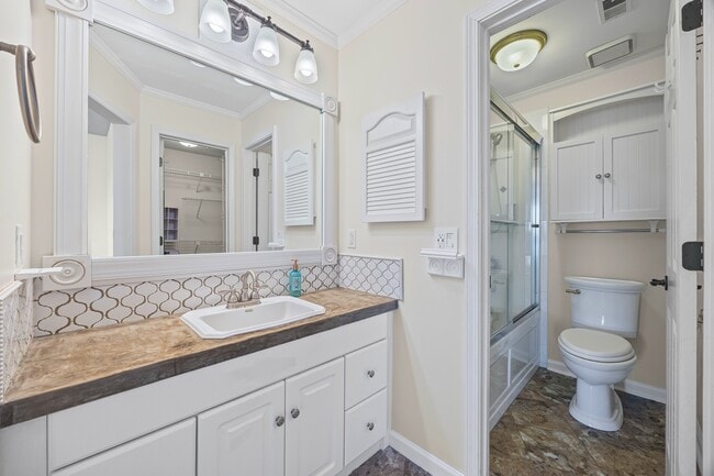 Building Photo - 372 Northwest Dr