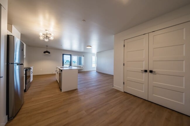 Building Photo - 2 bed 1 bath  Modern Apartment (1ST MONTH HALF OFF RENT) - 1134 sqft