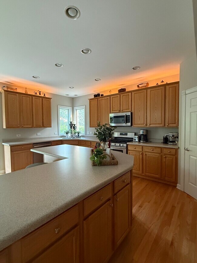 Building Photo - 755 Wedgewood Dr
