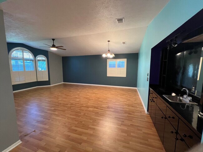 Building Photo - 1925 SE Cheltenham St