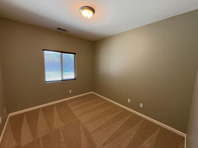 Building Photo - Immaculate NW Visalia home for rent!