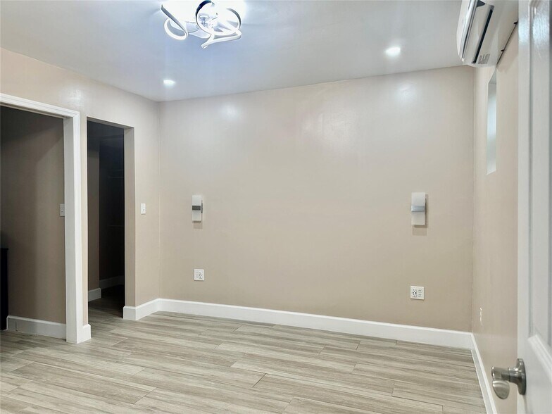 Building Photo - 1650 SW 117th Ave