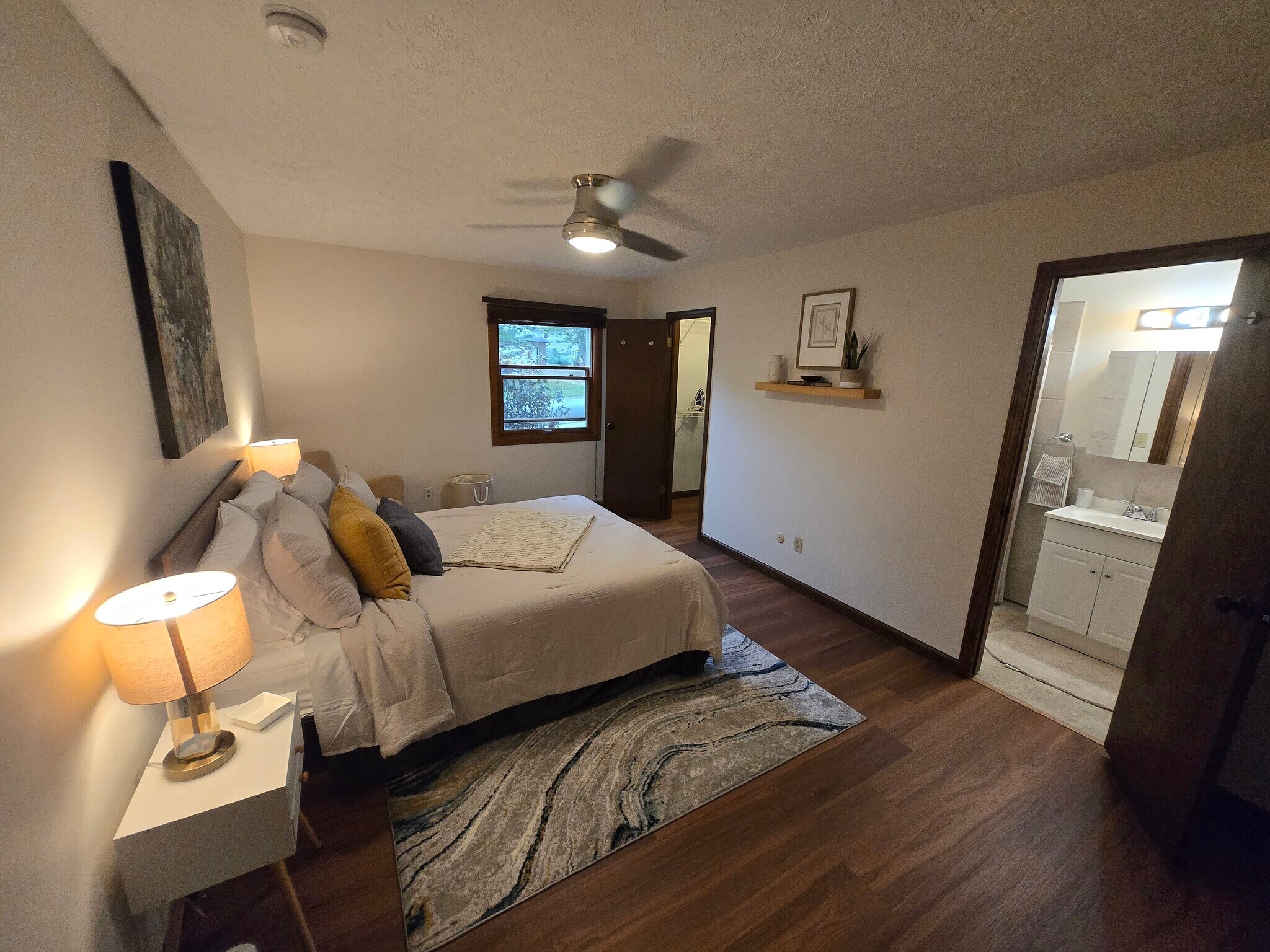 Building Photo - 1632 S Sycamore Ct