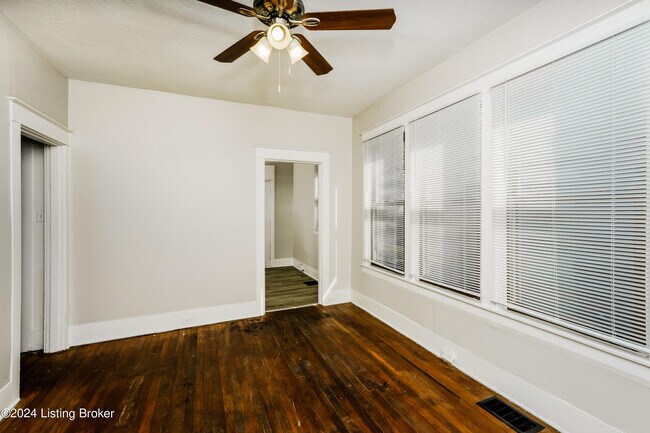 Building Photo - 2133 W Lee St