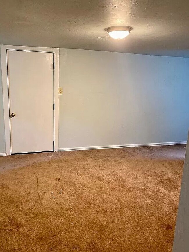 Building Photo - 4 bed 2 bath house for rent!