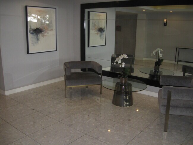 Building Photo - 8530 Holloway Dr